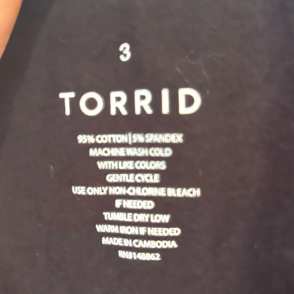 # Torrid black cropped leggings Sz 3 (22/24)